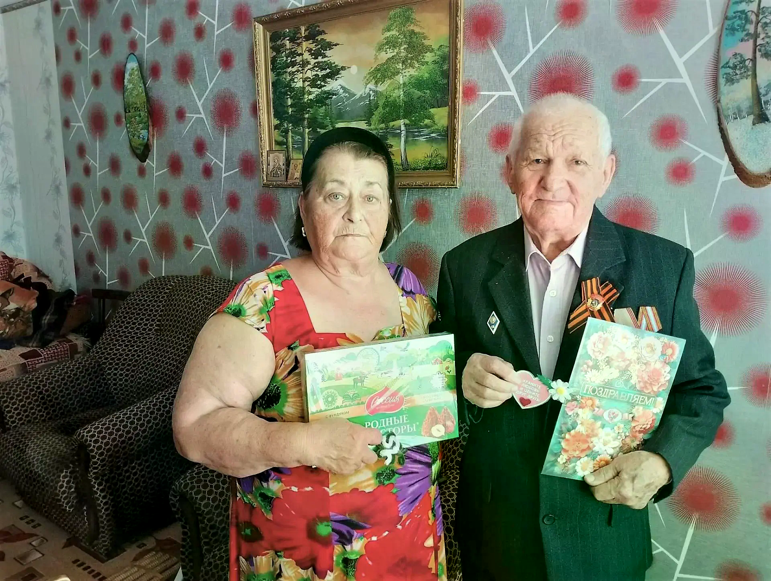 АКЦИЯ «ТЕПЛО СЕМЕЙНОГО ОЧАГА»: СОЦИАЛЬНЫЕ РАБОТНИКИ ПОЗДРАВИЛИ ЮБИЛЯРОВ СУПРУЖЕСКОЙ ЖИЗНИ